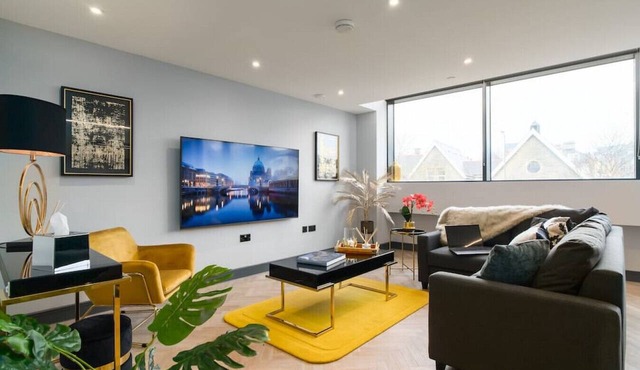 Luxe 2 Bed Duplex Apt w/Balcony, 3 Bathrooms, Free Parking