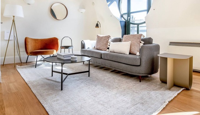 Luxe South Bank Triplex 2BR w/ Balcony, near London Eye, by Blueground