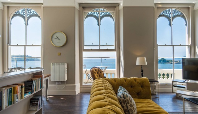 Luxurious 2 bed apartment with balcony and spectacular sea views