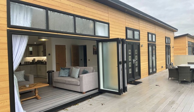 Luxurious 3 bed Lodge with private hot tub close to city of Cambridge