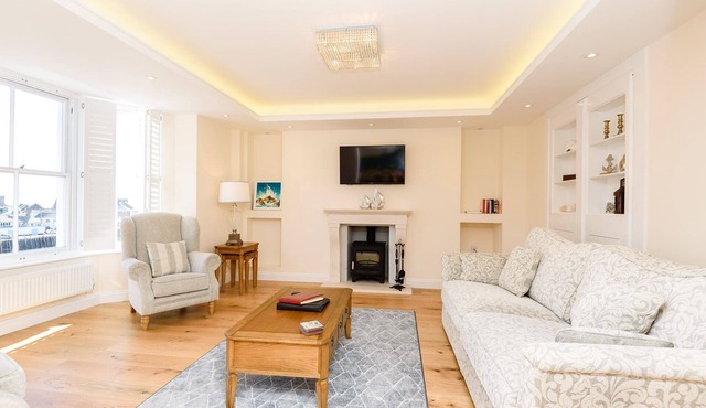 Luxurious 5 star Harbour View Retreat. Free Parking Space. Free Wifi.