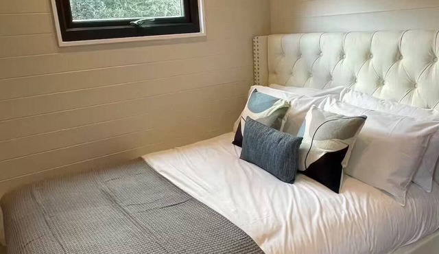 Luxurious Canal-side mini lodge in Llangollen.