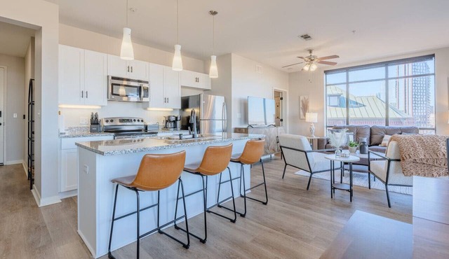 Luxurious Downtown High floor Corner-2bd2bth-#420- Parking included