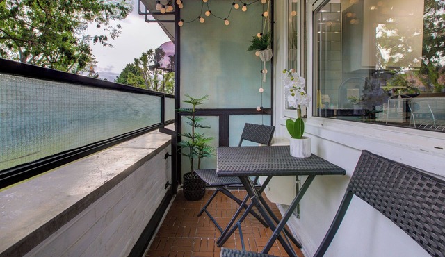 Luxurious Duplex across Portobello Road | 850 sq/ft, A/C, Parking, Flex Check-in