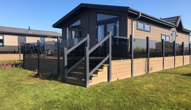 Luxurious Oakwood Lodge with Lake View and Glorious Balcony Sunsets