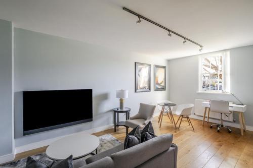 Luxurious Private One Bedroom Apartment With Free Parking