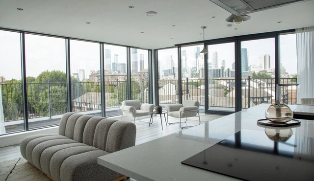 Luxurious Two Bedroom Penthouse with Canary Wharf Views
