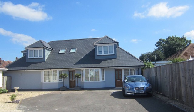 LUXURY 1 BED FLAT WITH GARDEN - 2 MINS WALK TO RIVER - DOG FRIENDLY