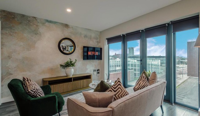 Luxury 2-Bed Apt by Royal Albert Dock & M&S Arena
