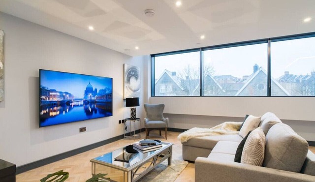 Luxury 2 Bed Duplex Apt w/Balcony, Gym & Parking