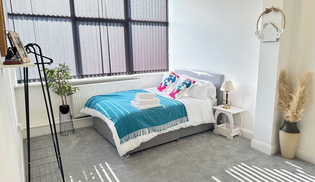 Luxury 2 bed flat with a kitchen and its family friendly too!