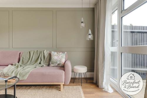 Luxury 2-Bed House in Stevenage Sleeps 6 Free Parking Barefoot & Board