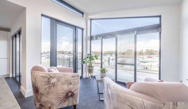 Luxury 2BDR 2BA Lodge with Hot Tub in Windsor Marina