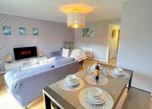 Luxury 3 Bedroom House With FREE Parking