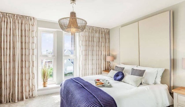 Luxury 5 bedroom home with onsite parking and WIFI