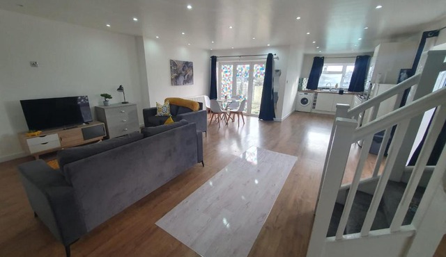 Luxury 5 - Spacious Contractor's Delight with 4 Bedrooms and Ample Driveway Parking