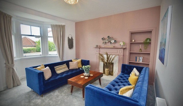 Luxury 5Bed & 3Bath house with hot tub + garden