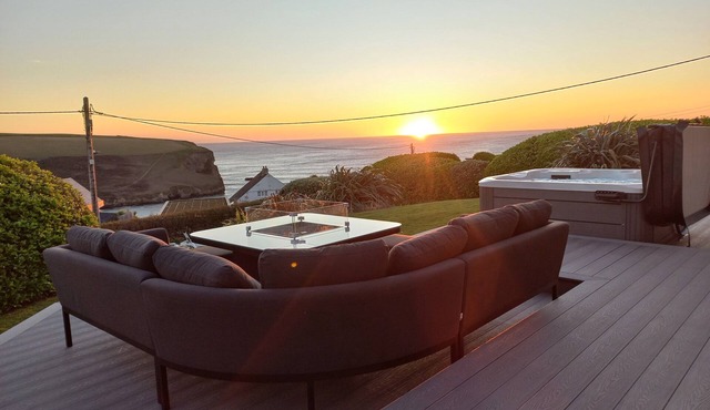 Luxury 6-Bedroom Home | Above Mawgan Porth Beach