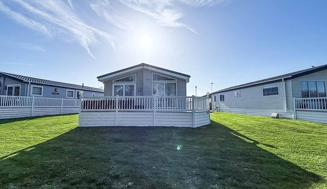 Luxury 6 berth lodge with WiFi at Broadland Sands in Suffolk ref 20011CV