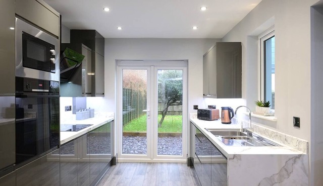 Luxury 8-Bed, 2-Bath Home – perfect for contractors, teams, or families. Spacious, fully equipped, and ready for long or short stays. Fast Wi-Fi, comfortable beds, and all the essentials included.
