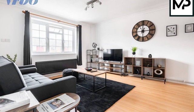 Luxury Apartment For Short Lets and Serviced Accommodation Epsom with Parking