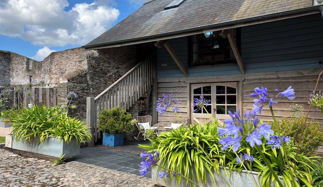 Luxury Barn for Two - the Nest With Private Hot Tub & Garden Near The Sea