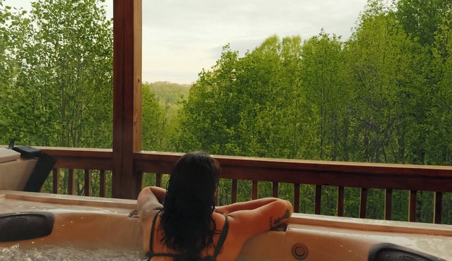 Luxury cabin with hot tub & view of Grandfather Mountain near Boone & Banner Elk