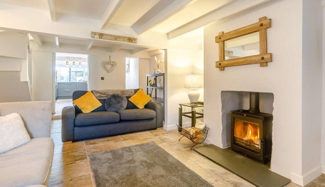Luxury Cornish cottage w/hot tub and wood burner