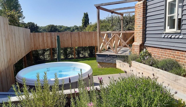 Luxury Cottage nr West Wittering with private hot tub