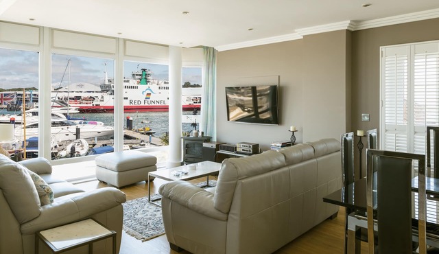 Luxury Cowes waterfront apartment with exceptional Marina and Solent Sea Views