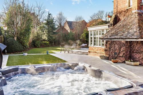 Luxury Detached House in Large Private Grounds, with Outdoor Jacuzzi and Sauna