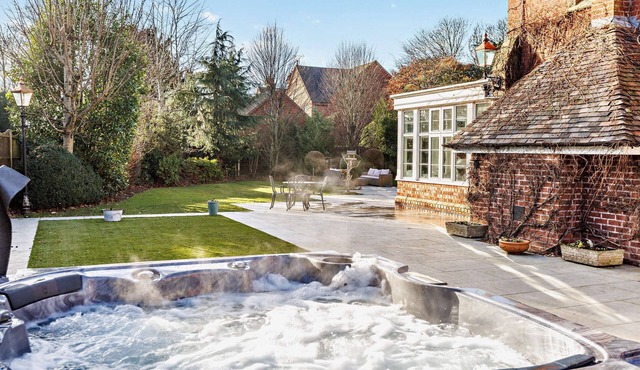Luxury Detached House, Private Grounds. With Hot Tub, Sauna, Pool Table.