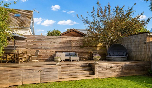 Luxury family holiday house - short stroll beach - nr amenities - Dog friendly