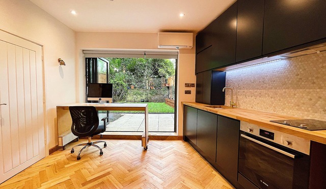 Luxury Hidden Garden Studio near Oval
