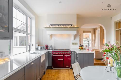 LUXURY HOME - CENTRAL WINDSOR, GATED PARKING - By Tempstay