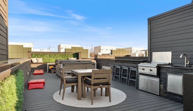 🎼 Luxury Home | Rooftop Games | Private Hot Tub | Close to Downtown 🤠