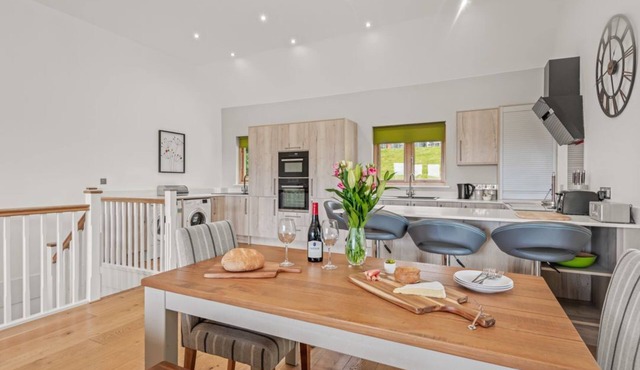 Luxury home with shared swimming pool, gym, sauna & free WiFi !