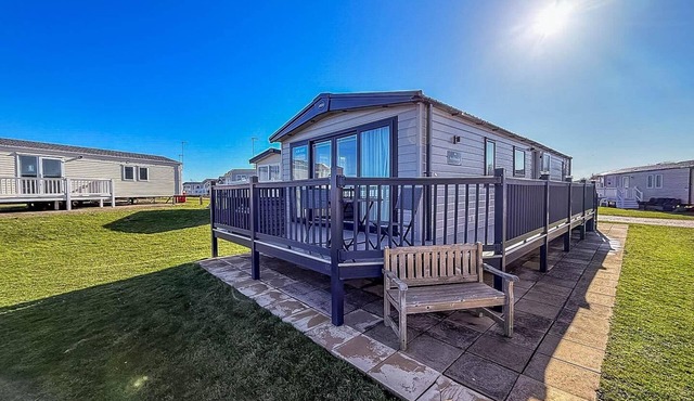 Luxury lodge with stunning full sea views at Hopton ref 80010W