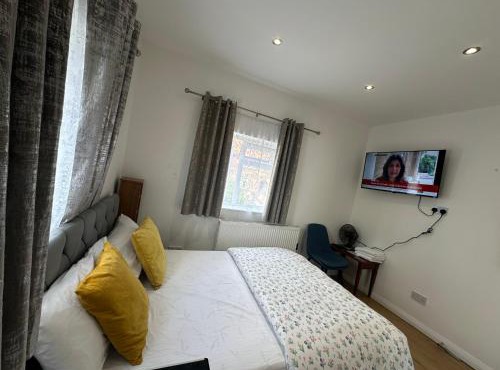 Luxury Private 2nd Studio Flat With Great Views in Keedonwood Road With Fully Own Bathroom Newly Added And Private Kitchenette