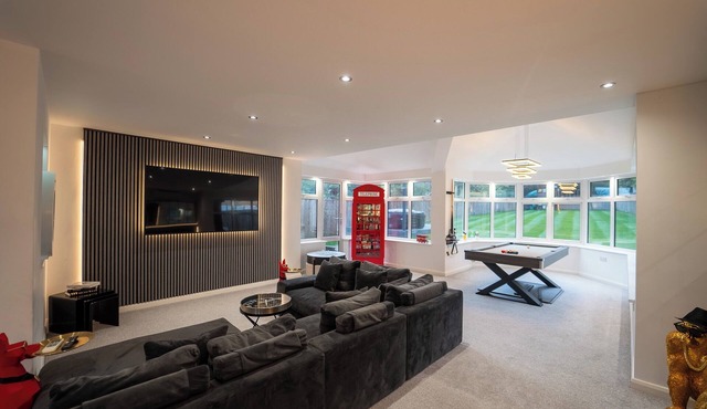 Luxury Retreat, Hot tub, SuperKing Massage Bed, Tesla Warner bros, Contractors!