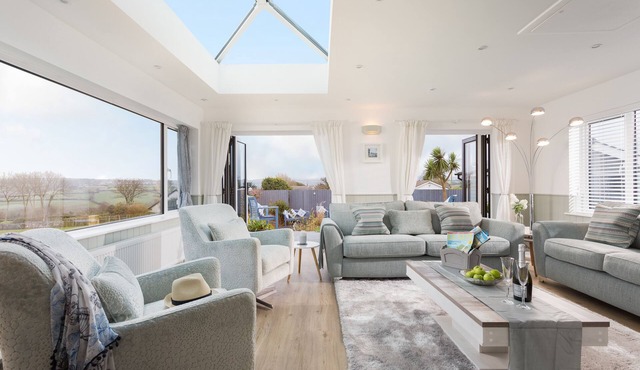 Luxury, romantic Cottage for 2 Nr Padstow with pretty garden and lovely views
