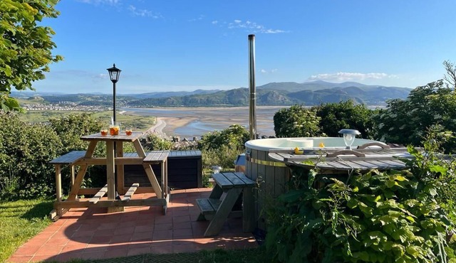 Luxury romantic escape just for two with stunning views, BBQ Hut and Hot tub
