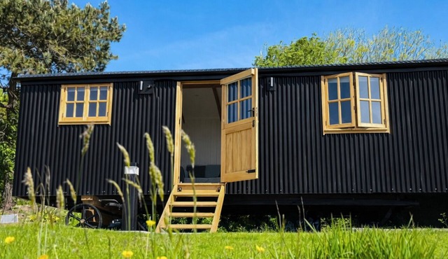 Luxury Shepherd Hut w Outdoor Bath Near Stirling