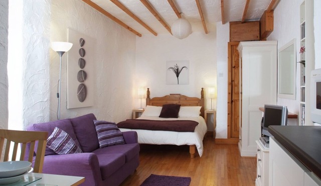 Luxury Studio Apt For 2 In Contemporary Cottage Style