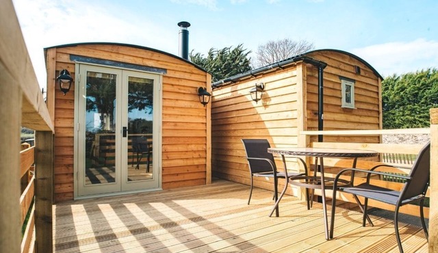 Luxury Twin Shepherds Hut - Cosy & Romantic