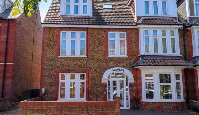 MAPLES, pet friendly, character holiday cottage in Hunstanton