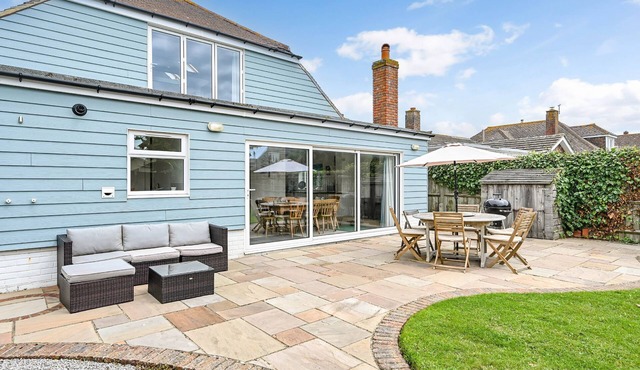 Marine House by inspirestays.com - a cottage that sleeps 9 guests in 5 bedrooms
