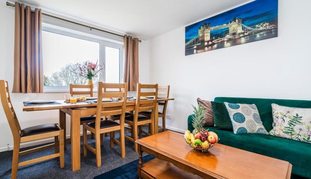 Mayflower 5-Bed Home, Contractors, Family, Harry Porter