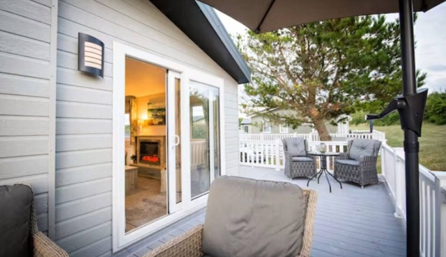 Meadowbank Lodge with ceiling surround system nr beach pet friendly Shorefields