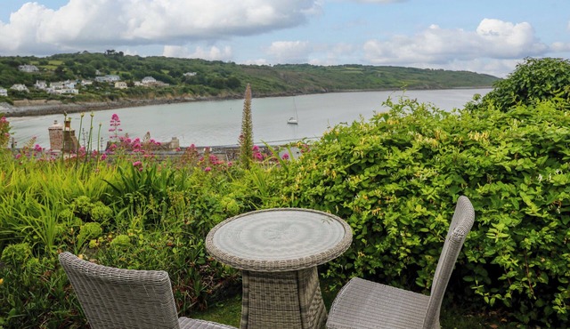 MERMAID COTTAGE, pet friendly, with open fire in St Keverne